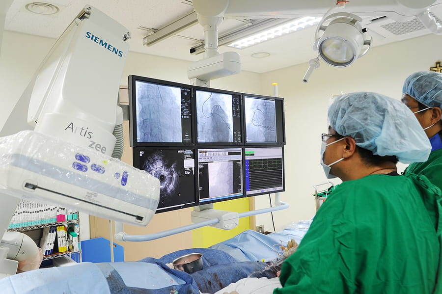 ЭФИ проводится в рентген-операционной для рентгеновского контроля положения электродов